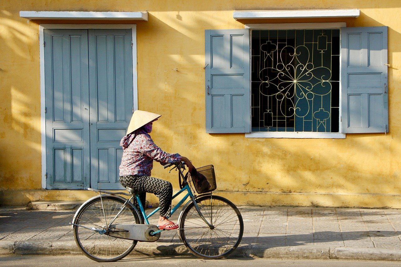 Hanoi City Bike Tour in Early Morning